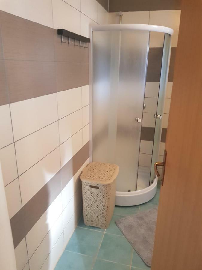 Udbina Apartmani Andrej מראה חיצוני תמונה