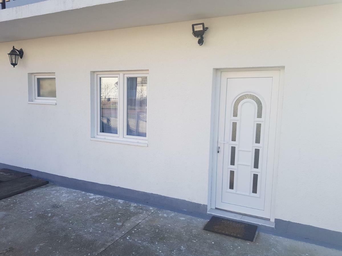 Udbina Apartmani Andrej מראה חיצוני תמונה
