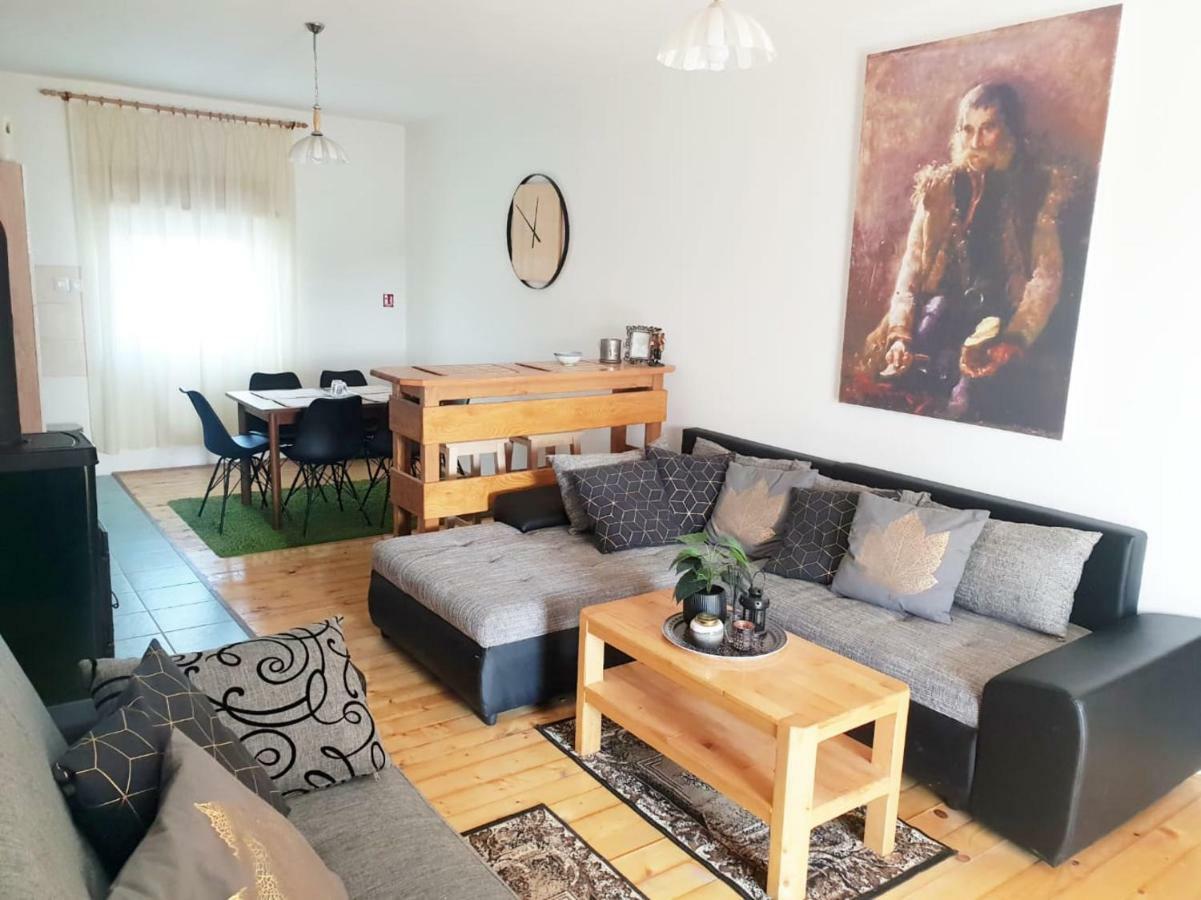 Udbina Apartmani Andrej מראה חיצוני תמונה